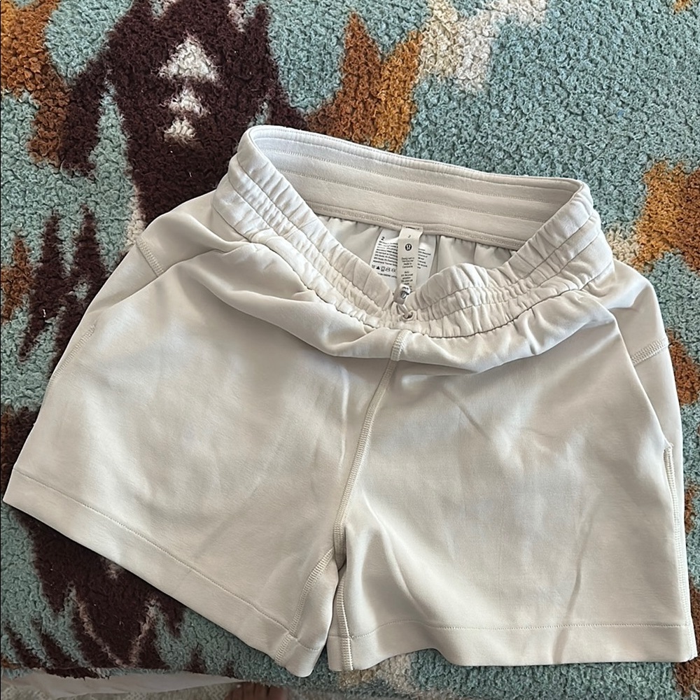 Lululemon Athletica 2 SOFTSTREME HIGH RISE 4” shorts cream Elastic Waistband